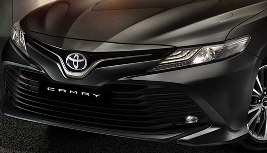Toyota Camry 2021 Metallic front grille with chrome accents
